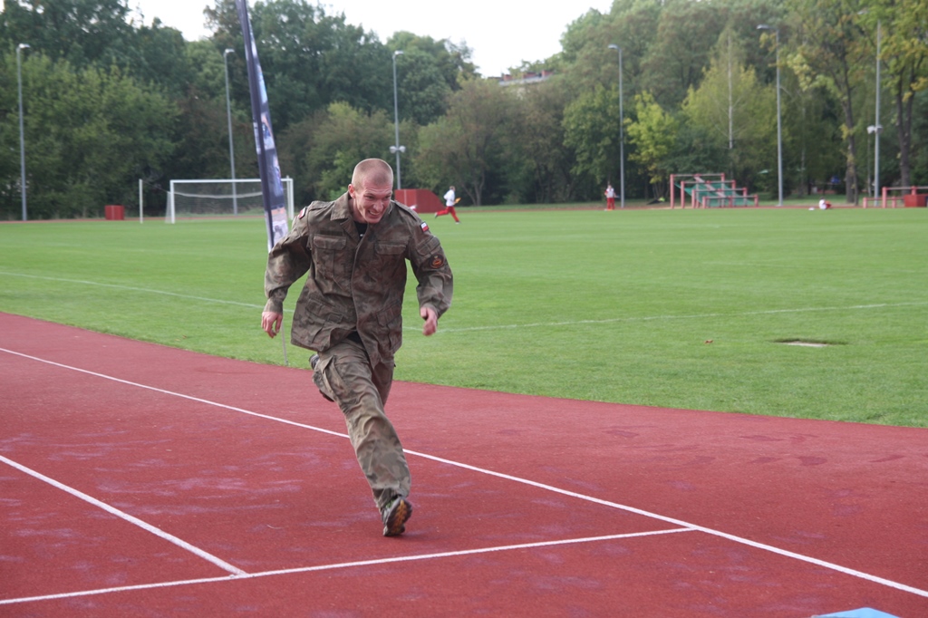 biegnący żołnierz na boisku - CSWL
