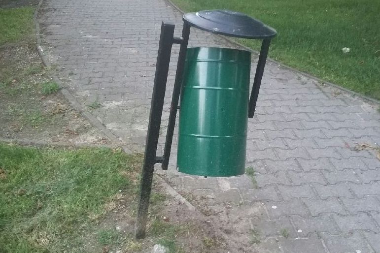 krzywy kosz na śmieci - Szymon Mazur