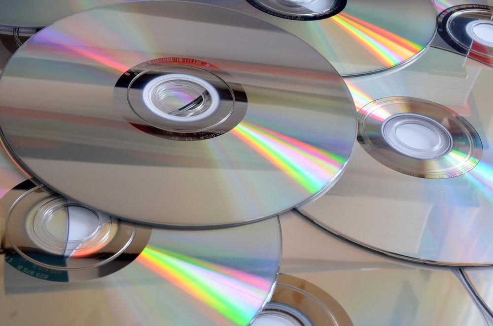 płyty cd na stole - Fotolia - Radio Merkury