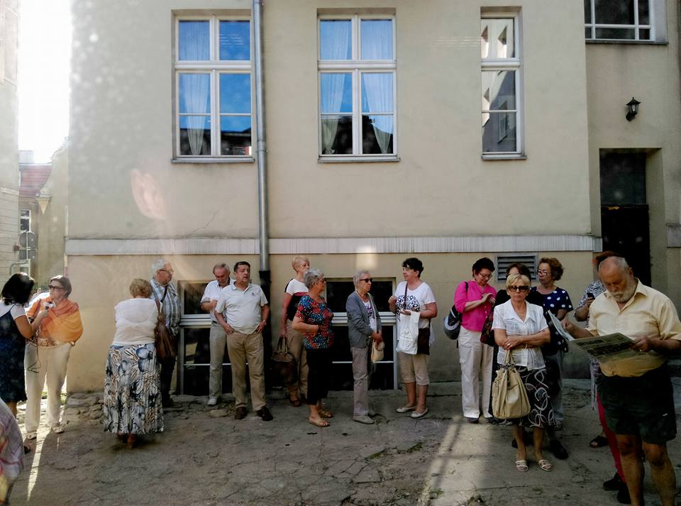 seniorzy w kolejce po jandę - Centrum Inicjatyw Senioralnych