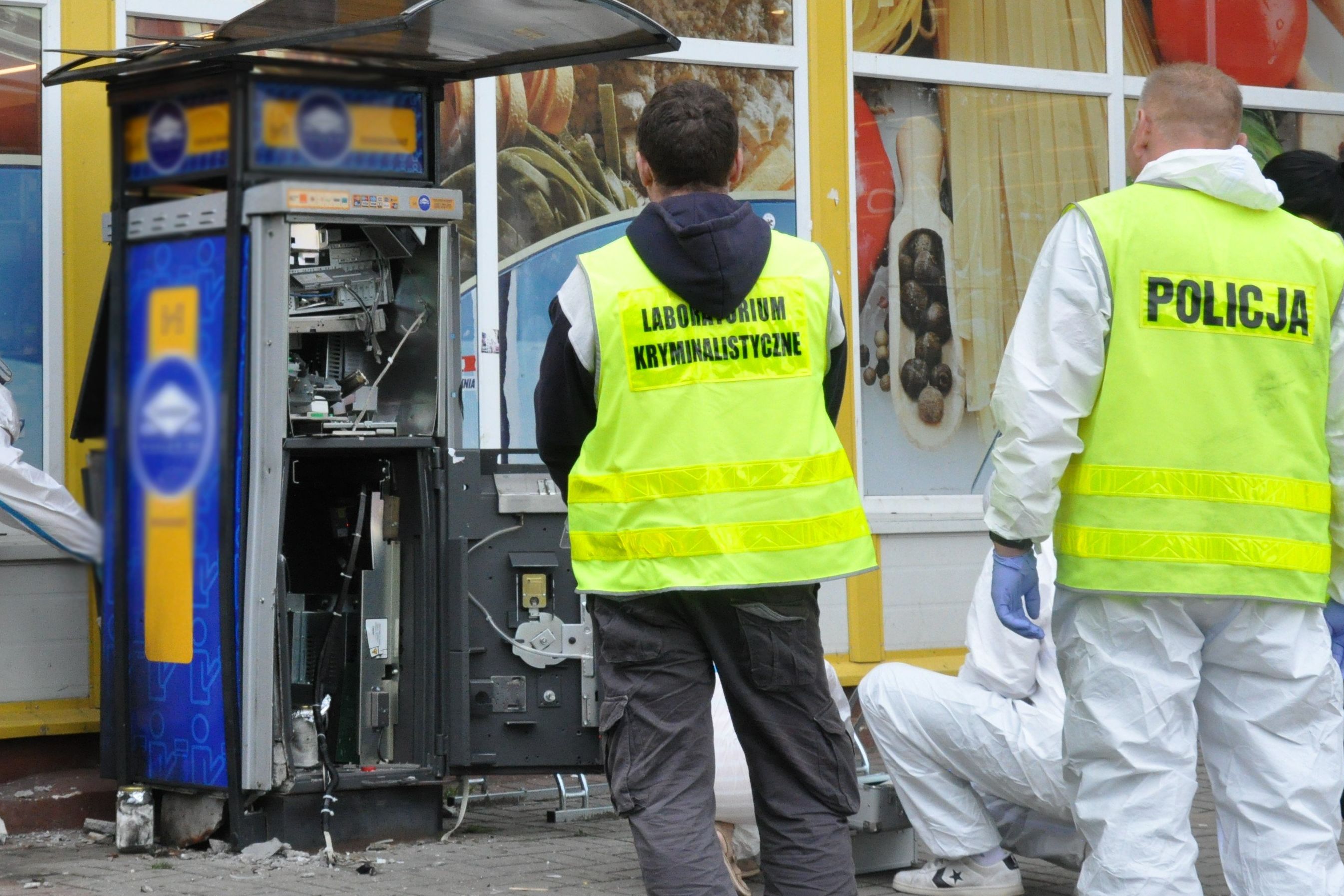 rozbity bankomat - Policja