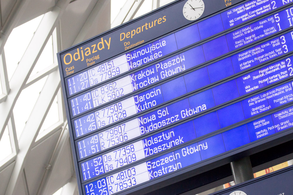 Dworzec PKP Poznań Główny tablica odjazdy - Anna Adamczyk