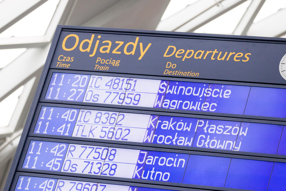 Dworzec PKP Poznań Główny tablica odjazdy - Anna Adamczyk