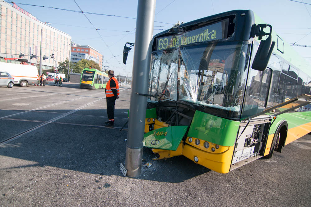 rozbity autobus wypadek kaponiera - Wojtek Wardejn