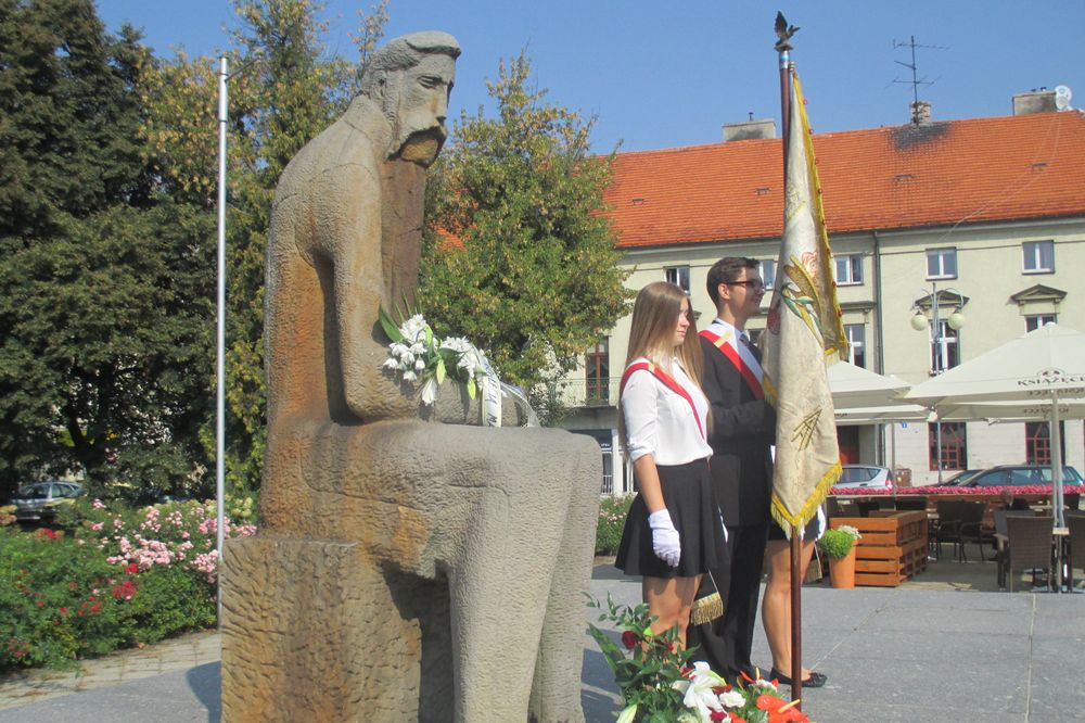 pomnik asnyka - Danuta Synkiewicz