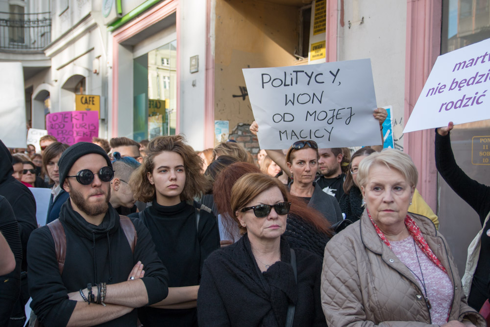demonstracja z gwizdkami aborcja1 - Tomasz Żmudziński