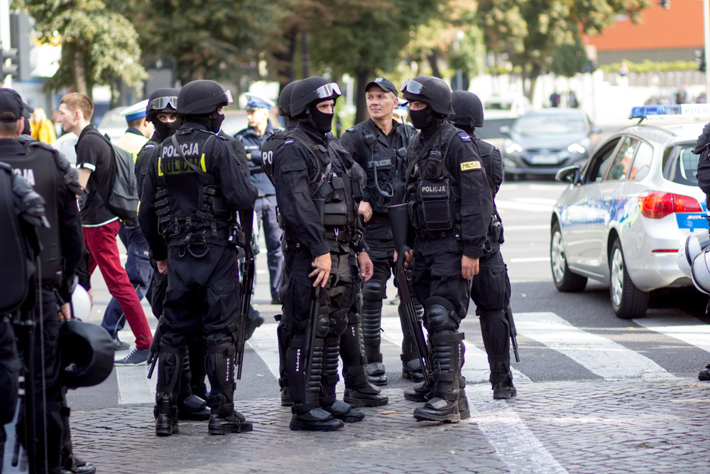 marsz równości 2016 (20) policjanci - Tomasz Żmudziński