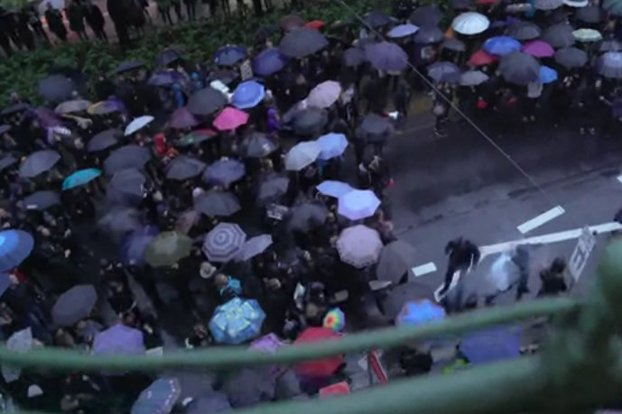 rzut świecą dymną - You Tube/M.Targoni