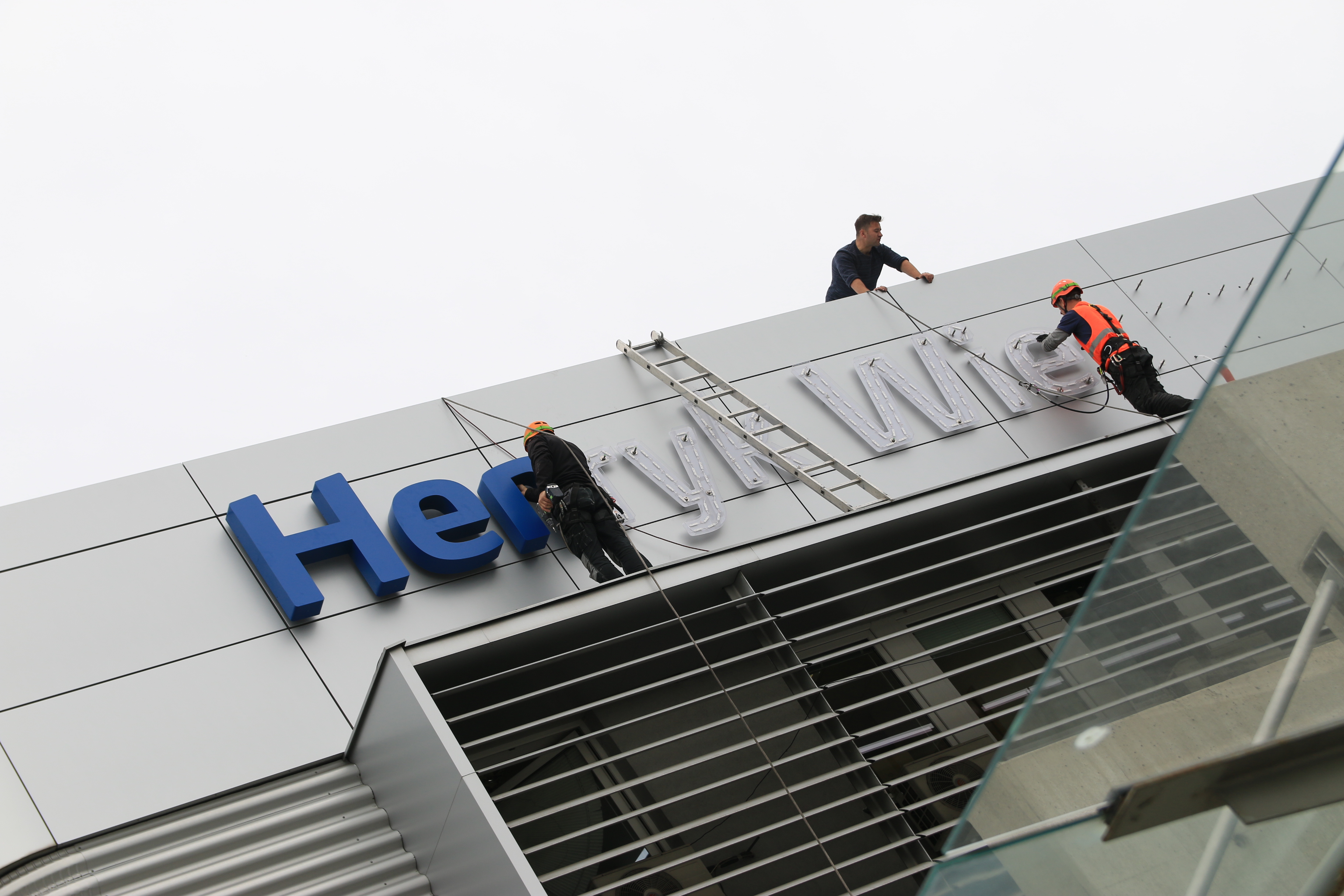 lotnisko neon montaż wieniawski - Anna Adamczyk