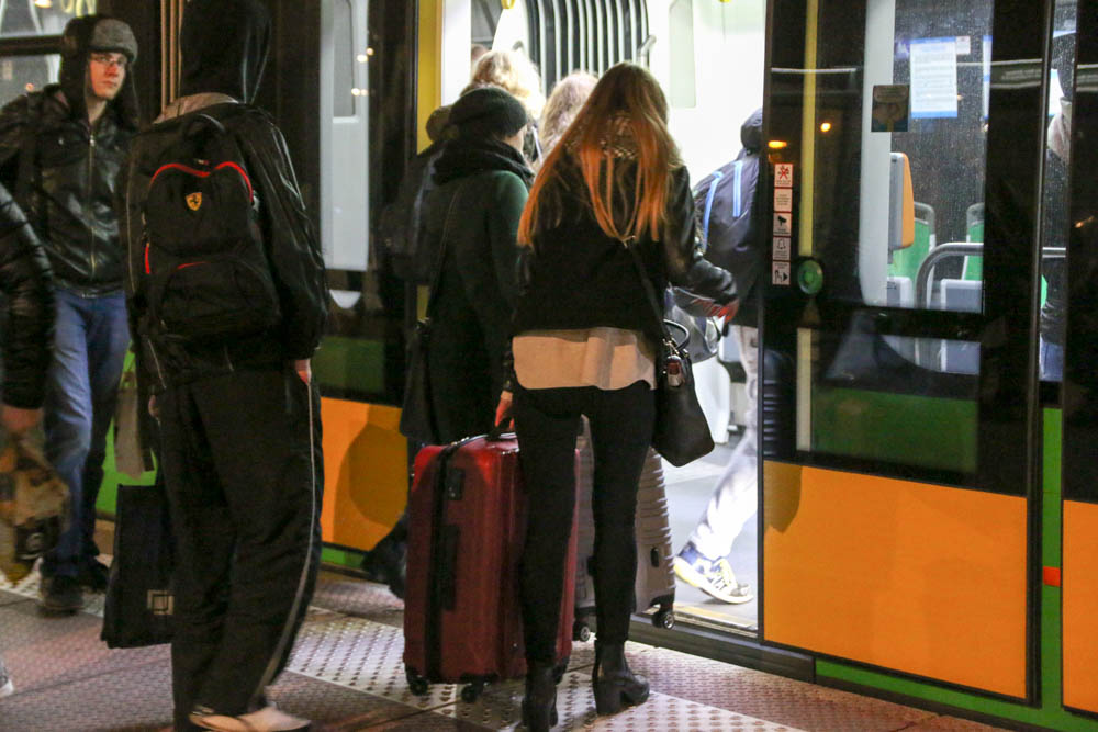 przystanek tramwajowy tłok studenci (2) - Leon Bielewicz