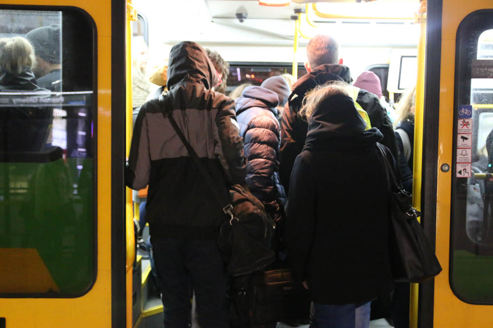 przystanek tramwajowy tłok studenci - Leon Bielewicz