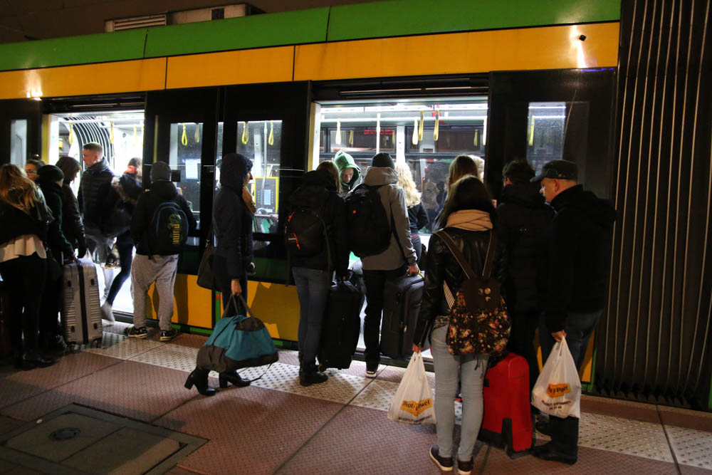 przystanek tramwajowy tłok studenci (3) - Leon Bielewicz