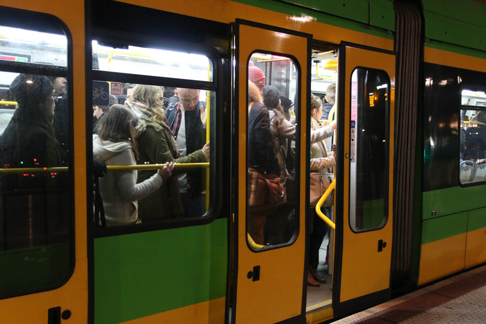 przystanek tramwajowy tłok studenci (9) - Leon Bielewicz