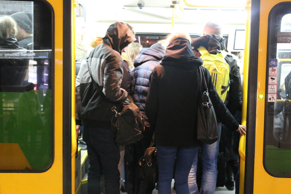 przystanek tramwajowy tłok studenci (7) - Leon Bielewicz