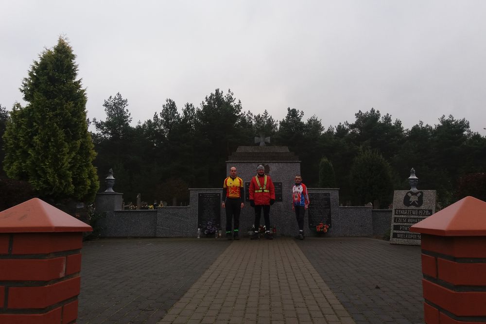 Mogiła Powstańców Wielkopolskich i zamordowanych w 1939 w Rynarzewie