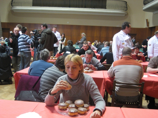 Jedzenie pączków - Wojciech Chmielewski