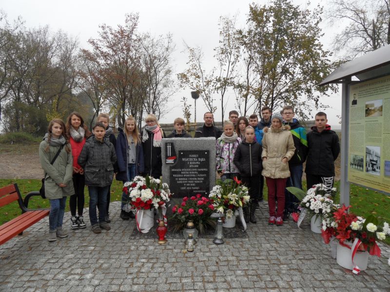 Gimnazjum w Trzemesznie.  Kozłowo, obelisk w upamiętniający działacza spółdzielczego i społecznego Wojciecha Bąka, który zmarł na skutek pobicia przez niemieckich oprawców. - Maciej Adamski