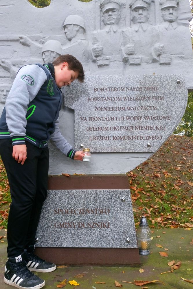 Znicz pod pomnikiem w Dusznikach