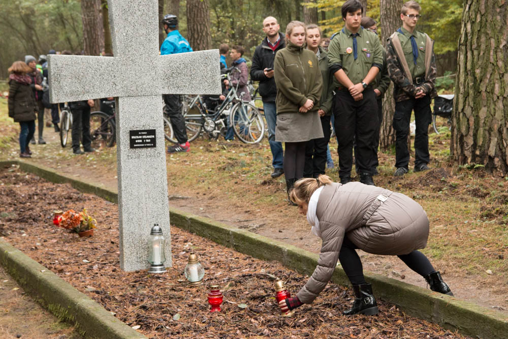 Zapal Znicz 2016 Lasy Zakrzewskie uroczystość (11) - Uroczystość w Lasach Zakrzewskich - Leon Bielewicz