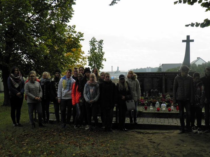 Znicze pod obeliskiem na rynku i cmentarzu w Ryczywole