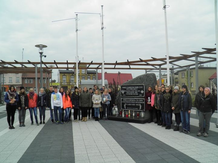 Znicze pod obeliskiem na rynku i cmentarzu w Ryczywole