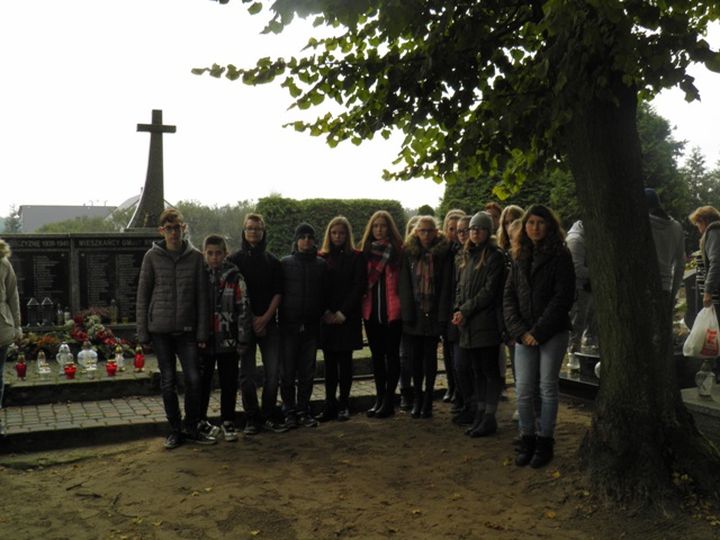 Znicze pod obeliskiem na rynku i cmentarzu w Ryczywole