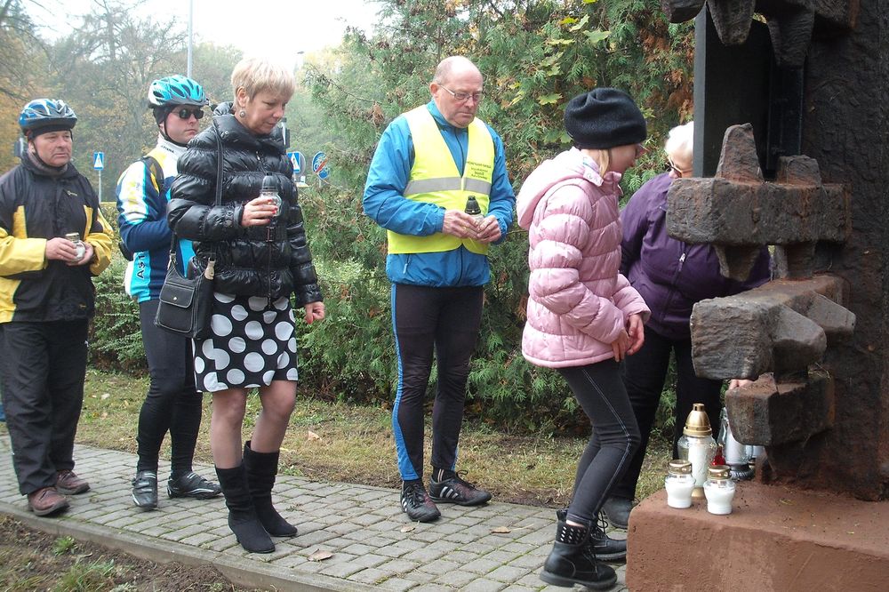 Znicze pod pomnikiem obozu Albatros w Pile