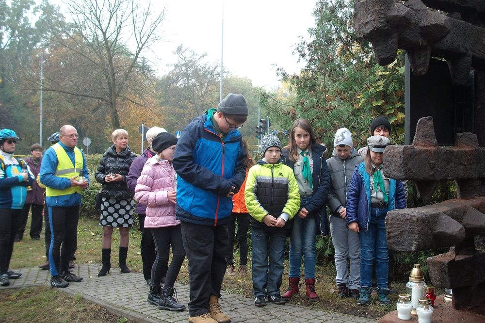 Znicze pod pomnikiem obozu Albatros w Pile