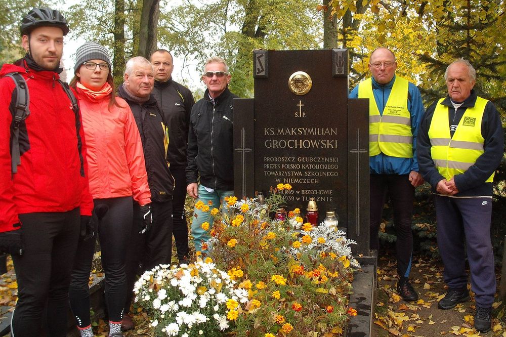 Znicze w GŁUBCZYNIE - przy grobie ks. Grochowskiego