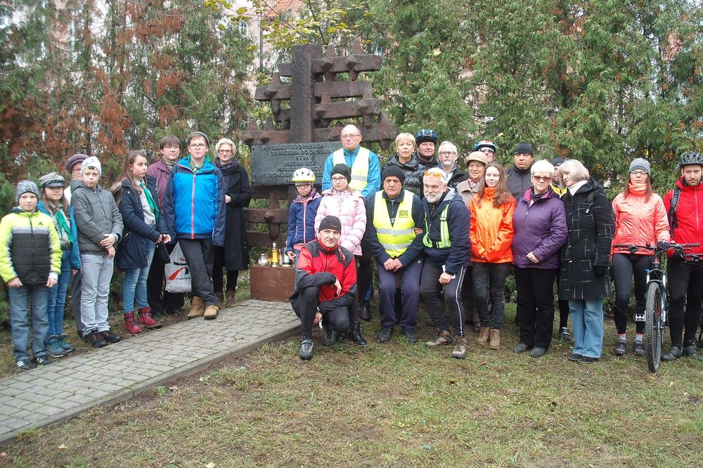 Zapal Znicz 2016 ALBATROS - 3 - Znicze pod pomnikiem obozu Albatros w Pile - Rowerzyści z Piły