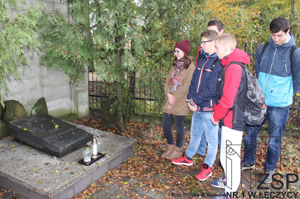 Zapal Znicz 2016 w Łęczycy (2) - Znicze w Parku Miejskim w Łęczycy - ZSP nr 1 w Łęczycy