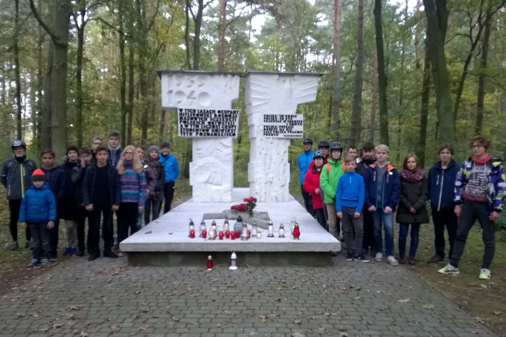 Znicze pod pomnikiem w Lasach Palędzko-Zakrzewskich