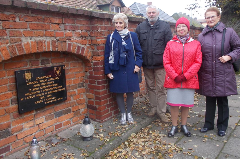 Znicze w Panteonie Ziemi Sierakowskiej