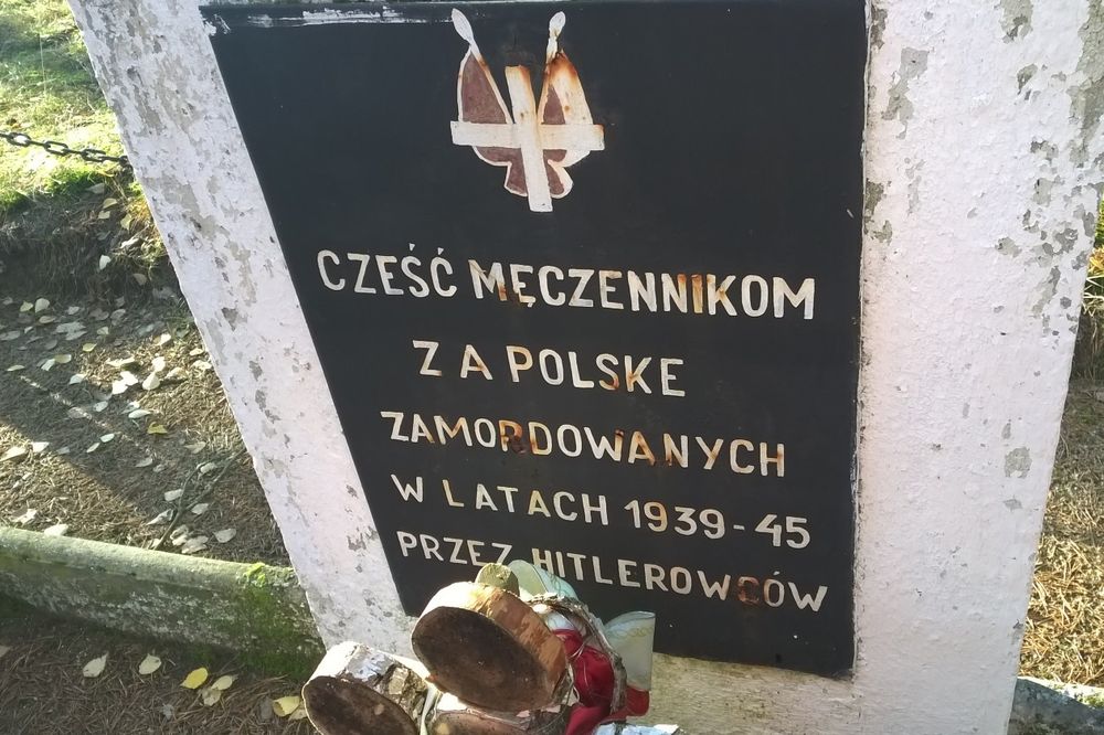 Miejsce pamięci w  Lesie Kobylnickim koło Szamotuł