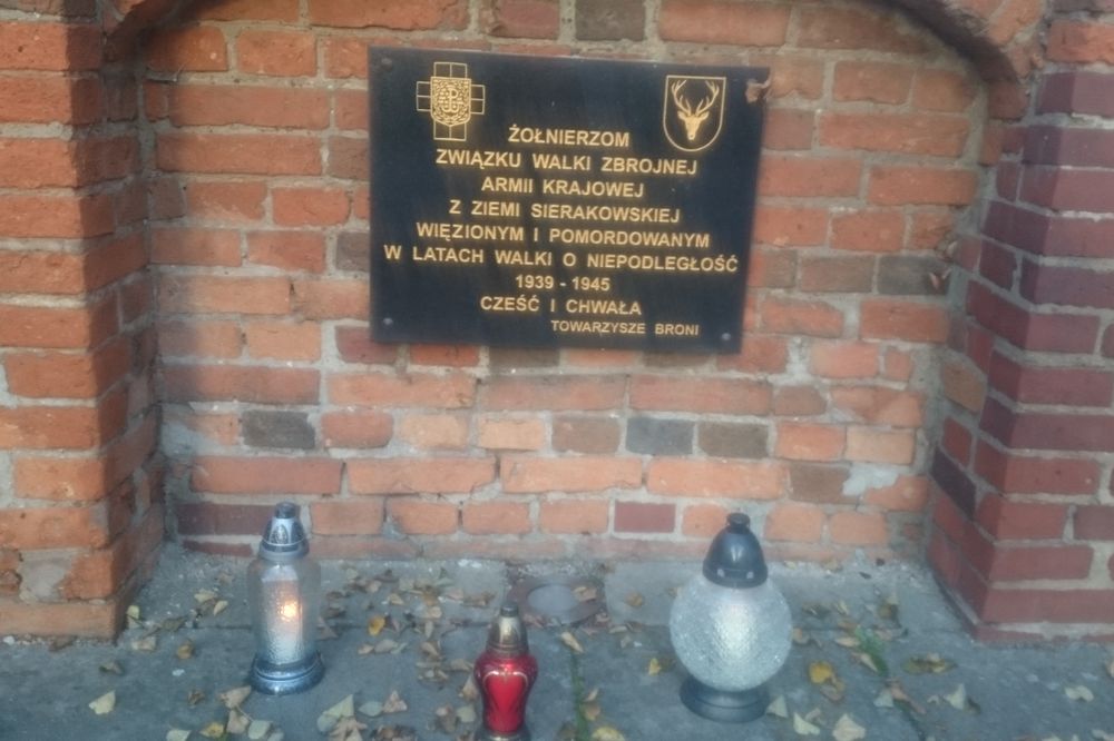 Znicze pamięci pod tablicą w Sierakowie