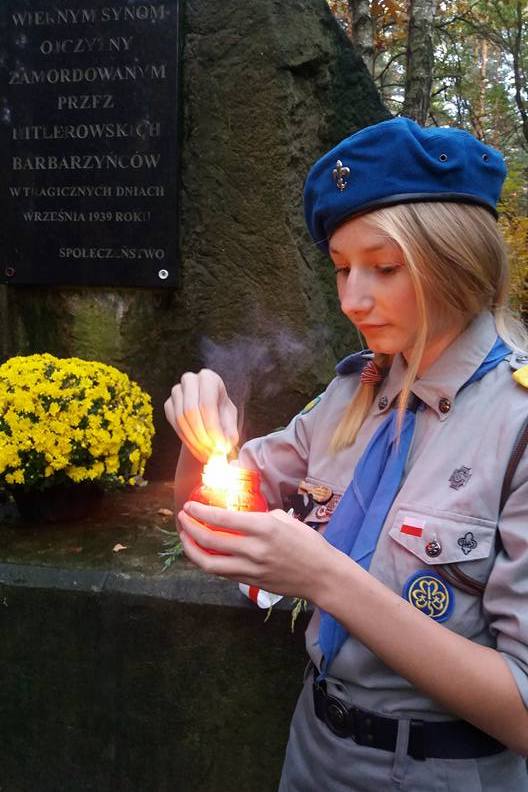 Znicze Pamięci w lesie w Pniowcu