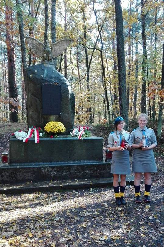 Znicze Pamięci w lesie w Pniowcu