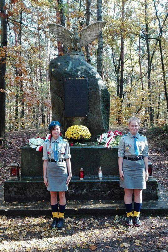 Znicze Pamięci w lesie w Pniowcu