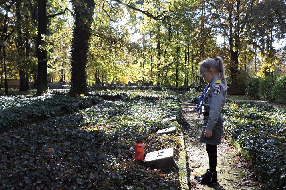Znicze na cmentarzu w Tarnowskich Górach