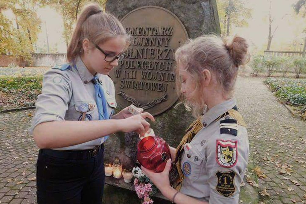 Znicze na cmentarzu w Tarnowskich Górach