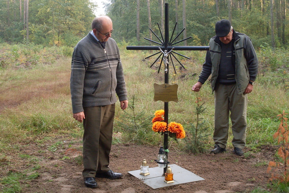 Krzyż oraz obelisk w lesie między wsiami Żarczyn - Srebrna Góra.