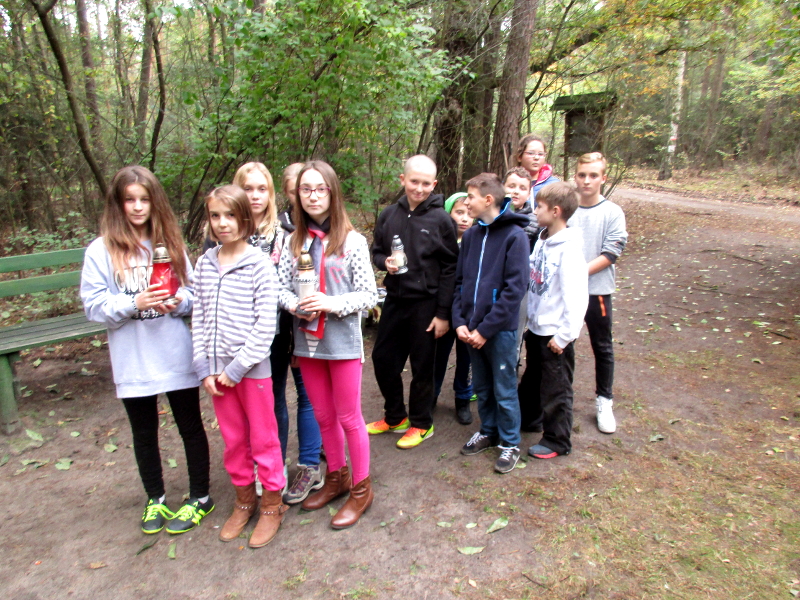 Znicze na Mogile Duchownych w Lasach Zakrzewskich