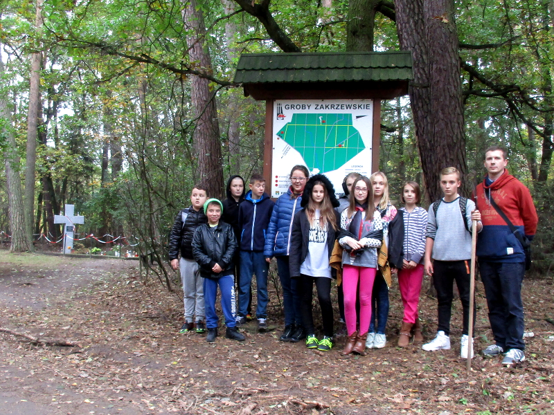 Znicze na Mogile Duchownych w Lasach Zakrzewskich