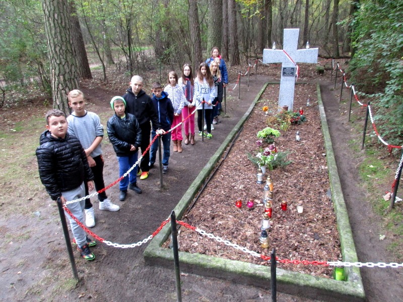 Znicze na Mogile Duchownych w Lasach Zakrzewskich