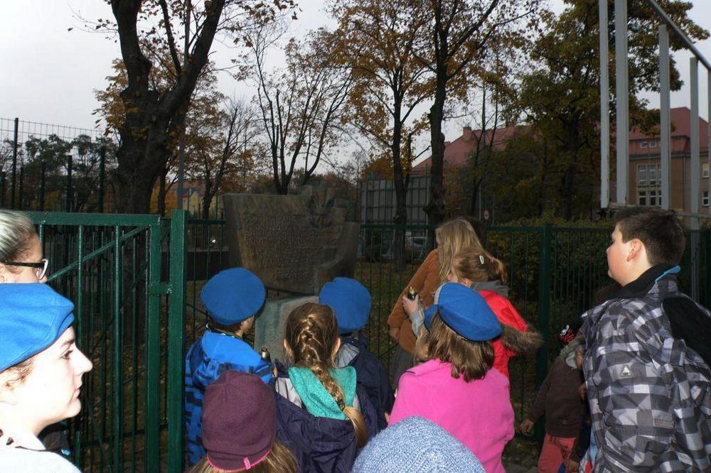 Znicze pod pomnikiem harcerzy w Poznaniu