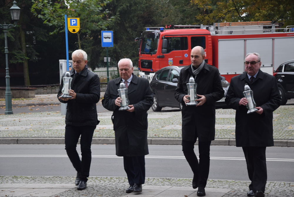 Znicze pod Pomnikiem Wdzięczności