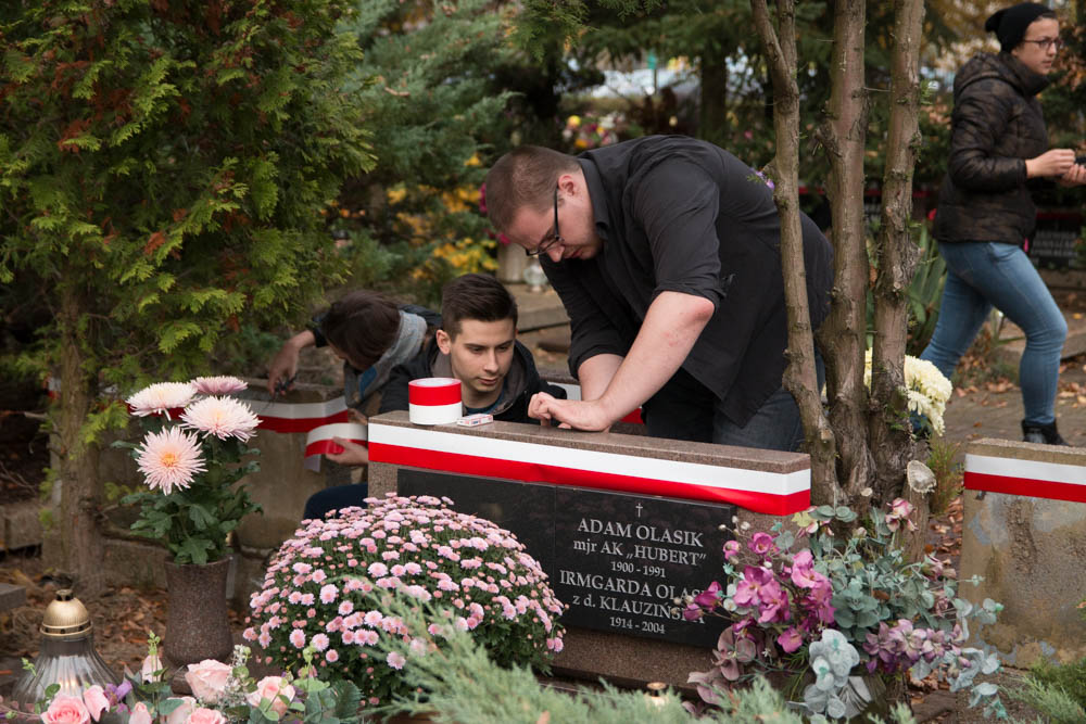 biało czerwone opaski - Leon Bielewicz