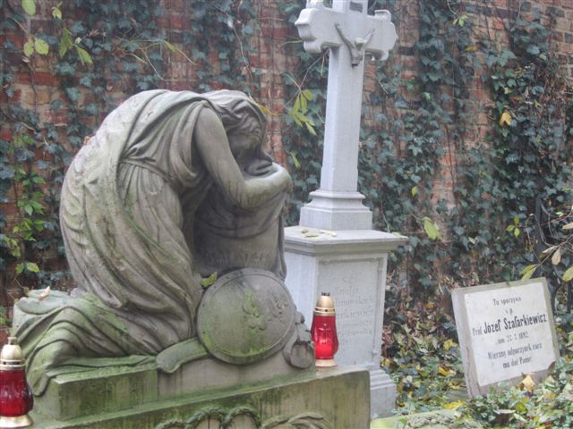 cmentarz zasłużonych rzeźba nagrobna - Magda Konieczna