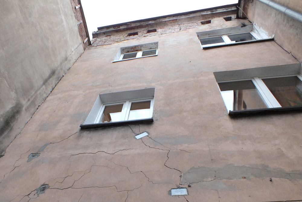 pękająca kamienica-001 - Danuta Synkiewicz