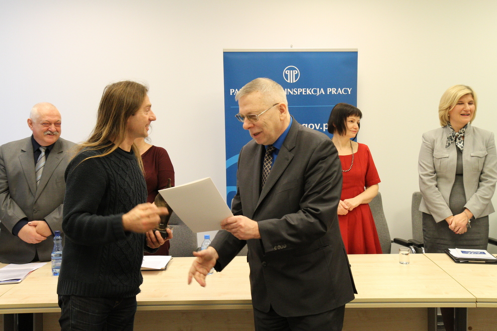 jacek kosiak dostaje nagrodę PIP - Państwowa Inspekcja Pracy